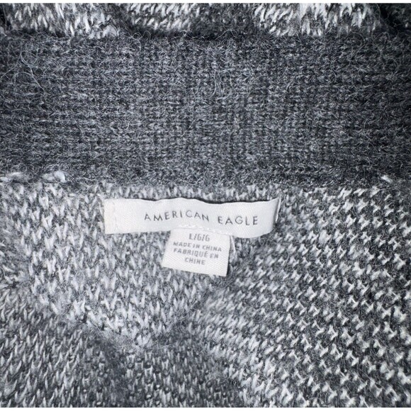 American Eagle Gray & White Buffalo Plaid Knit Cardigan Sweater Size Large - Picture 7 of 9